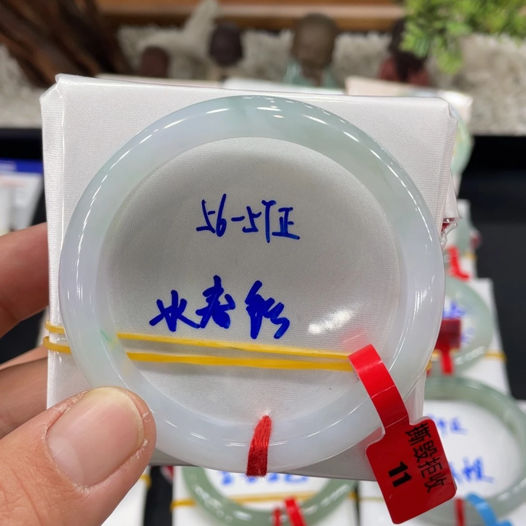 翡翠手镯未镶嵌翡翠