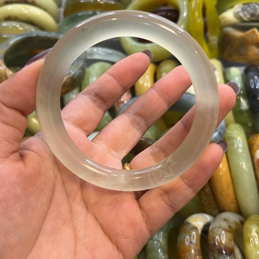 芝****蛇纹石玉未镶嵌手镯60美人条雕花