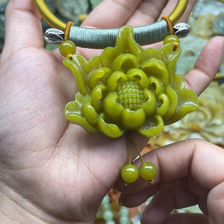 蛇纹石玉吊坠合金