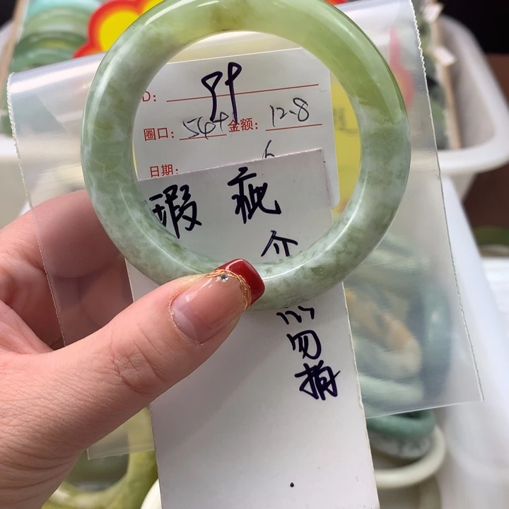 蛇纹石玉手镯未镶嵌?