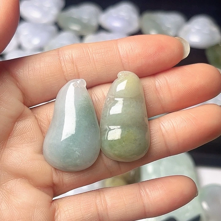 翡翠未镶嵌颈饰福瓜和豆子