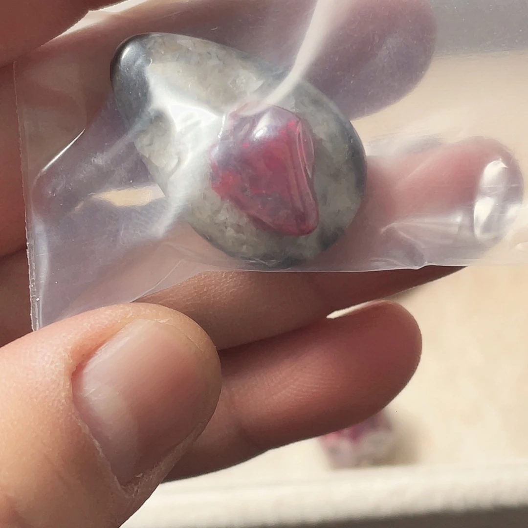 彤***天然辰砂天然朱砂宝石级晶体改珠子