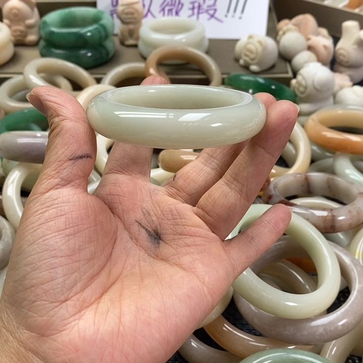 嘚***嘚石英质玉未镶嵌手镯