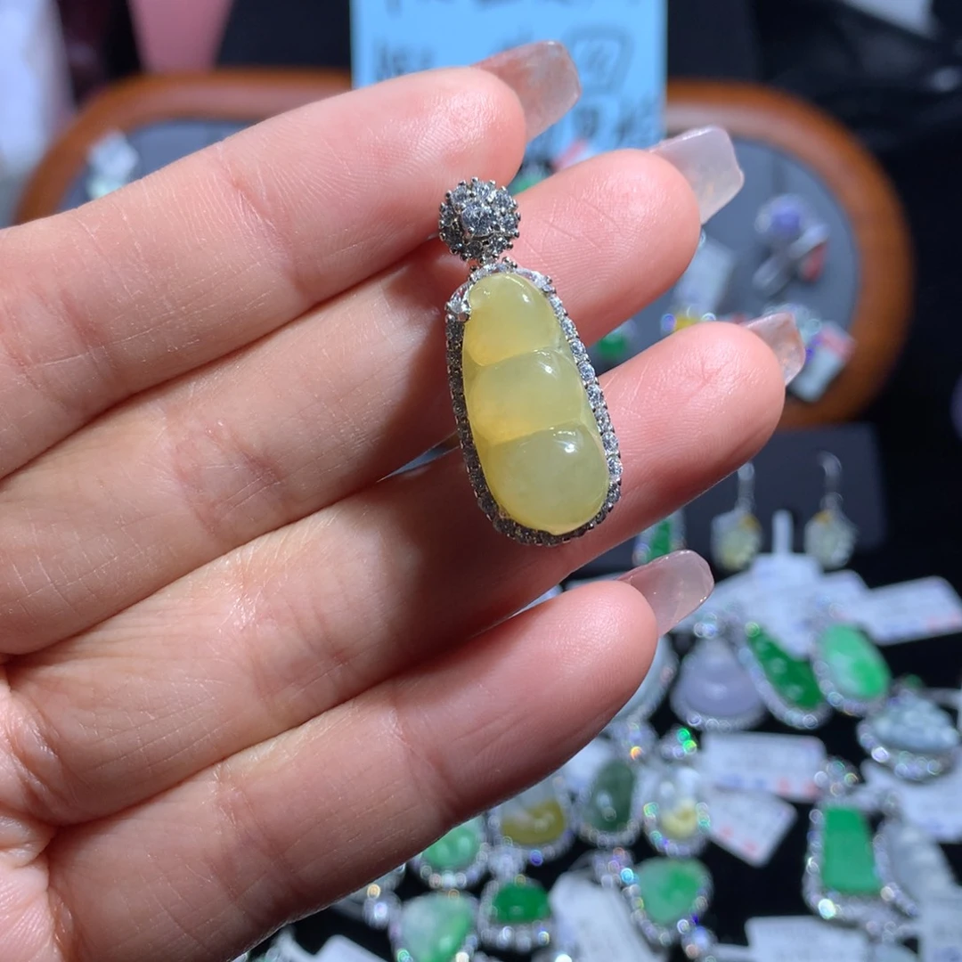 翡翠颈饰银S925镶嵌天然翡翠A货缅料高冰黄翡福豆吊坠