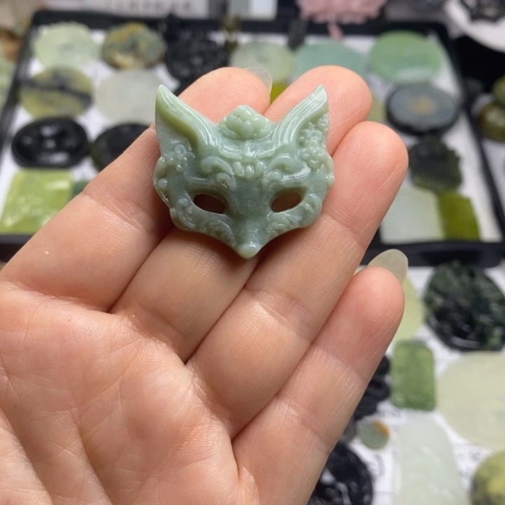 蛇纹石玉颈饰合金