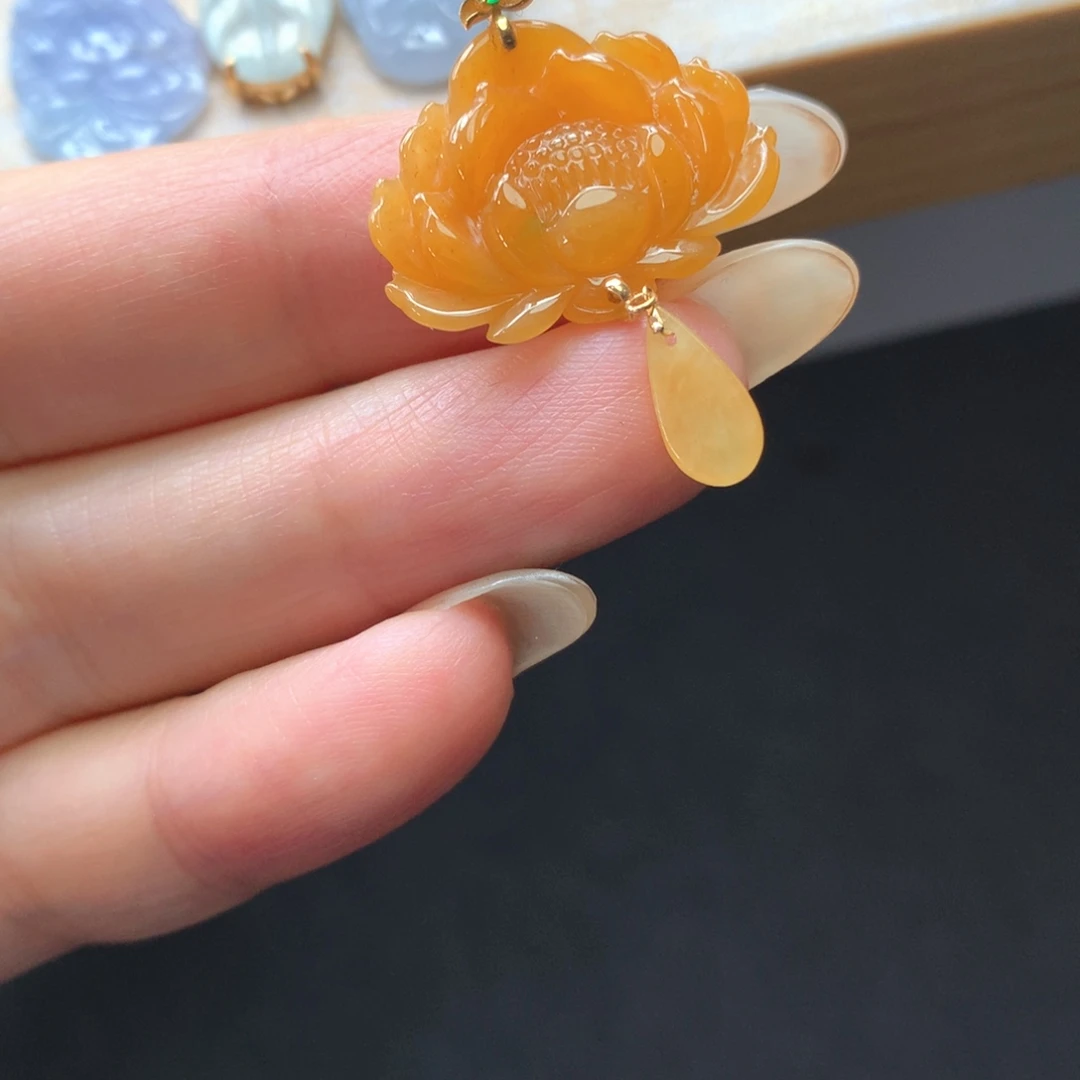 翡翠18K金镶嵌颈饰吊坠
