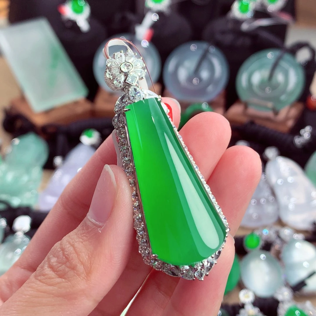 颈饰18K金镶嵌翡翠定金10万总价咨询客服