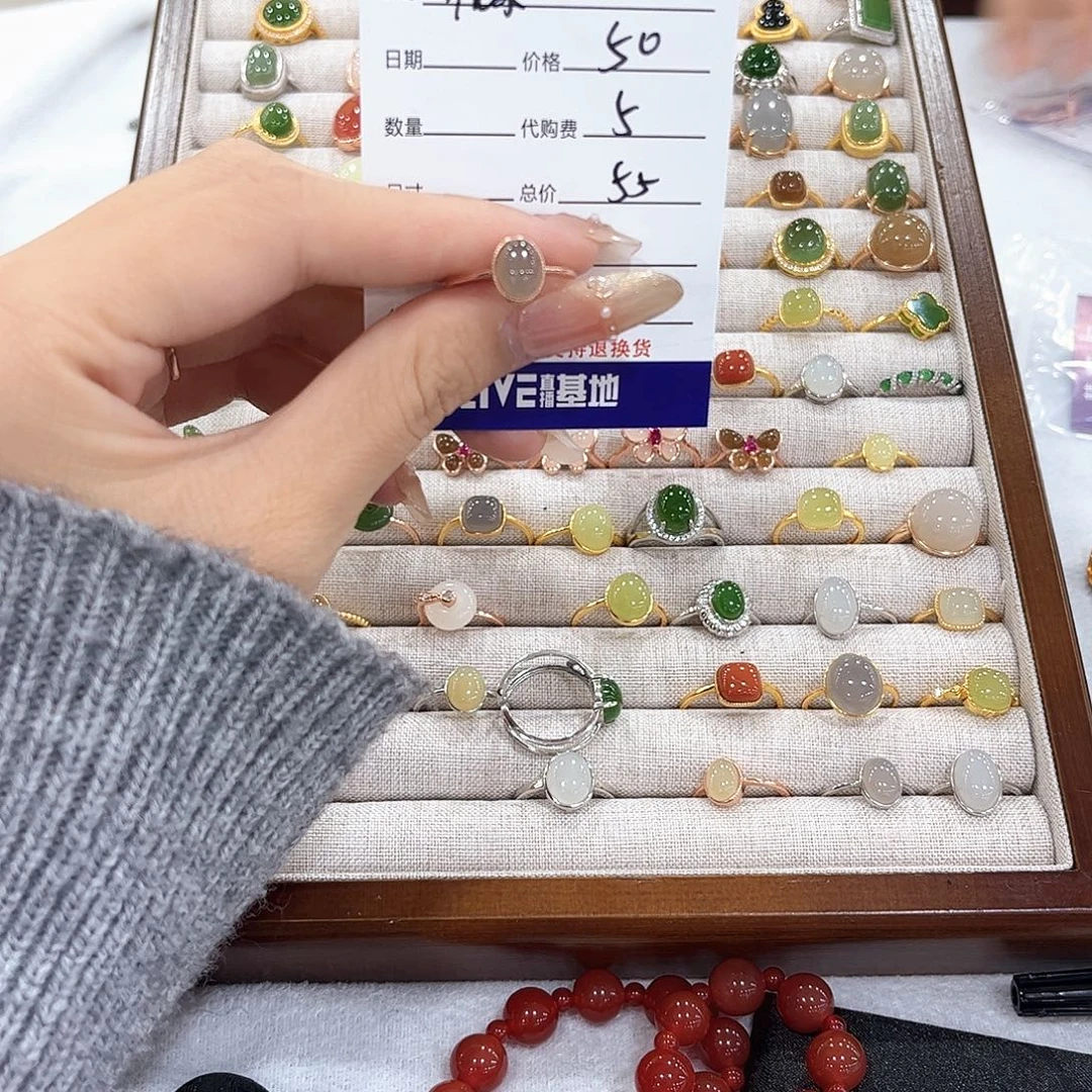 谁***y和田玉未镶嵌耳饰