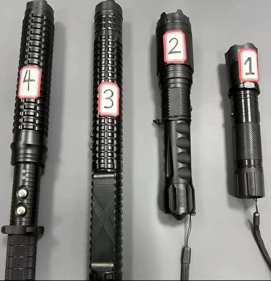 户外防身多功能手电筒可照明防骚扰可电击应急防卫棍驱狗赶猪