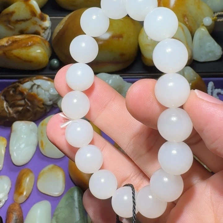 ****茂和田玉未镶嵌颈饰