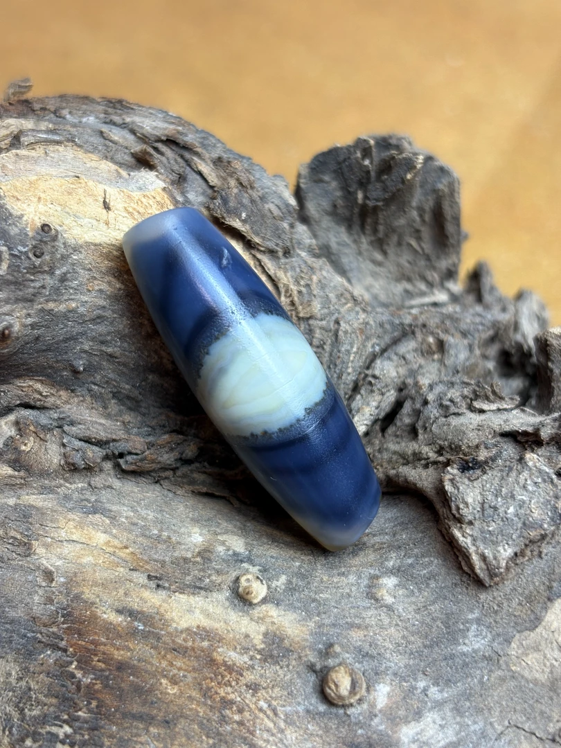 纯手工高油老料蓝沁缠丝正凤眼。尺寸：40.9×13.4mm