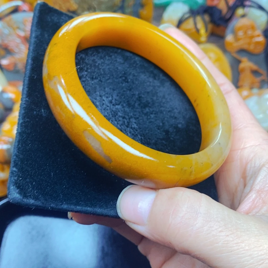 未镶嵌石英质玉（黄龙玉）颈饰