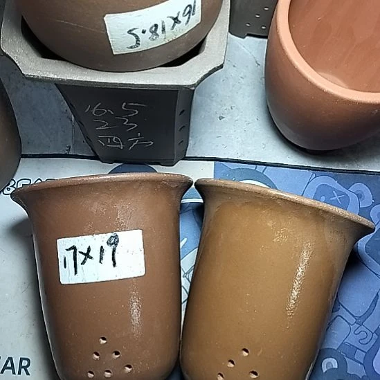小金钟两个紫砂花盆