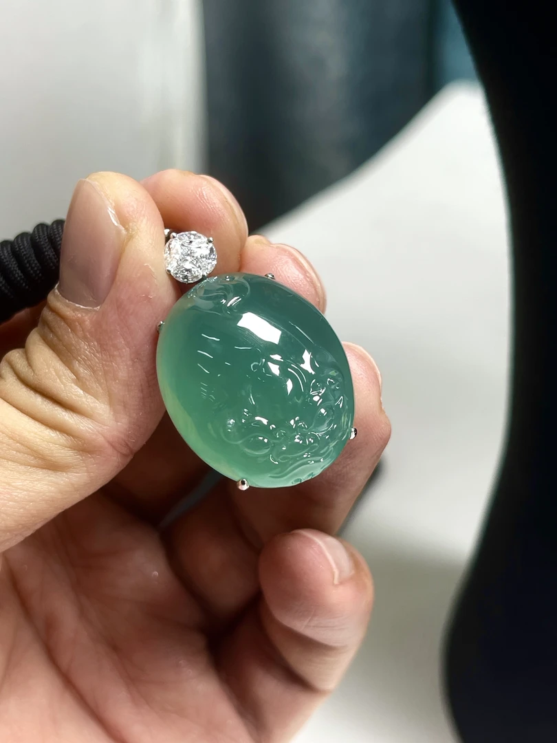 翡翠貔貅鸽子蛋吊坠