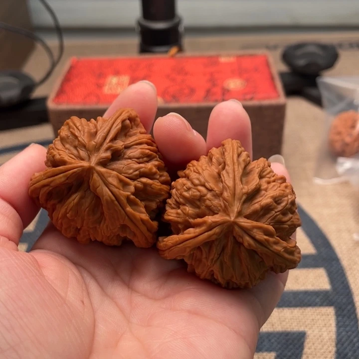 袁***俊文玩核桃吊坠白狮子