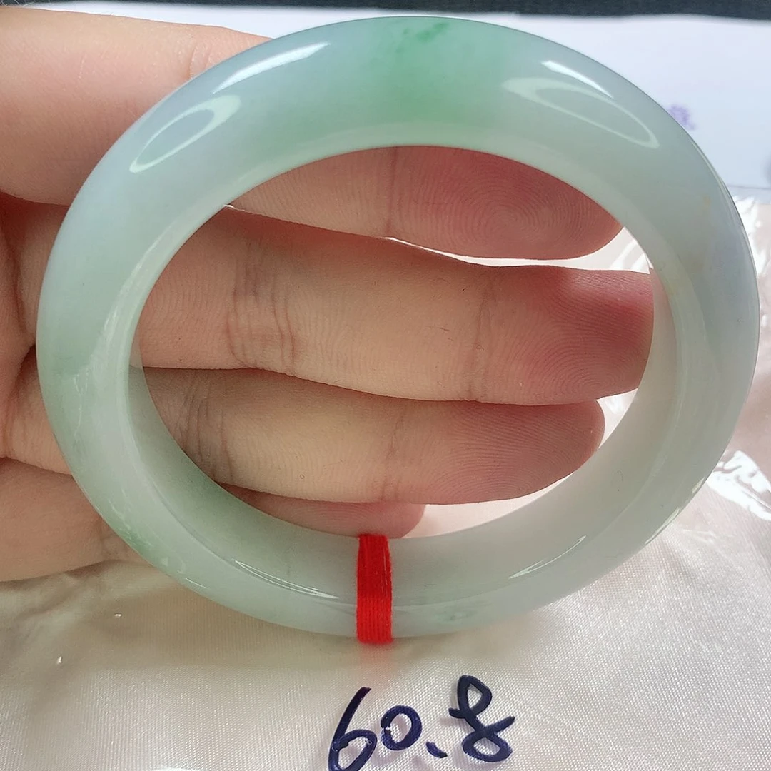 翡翠手镯未镶嵌60圈。
