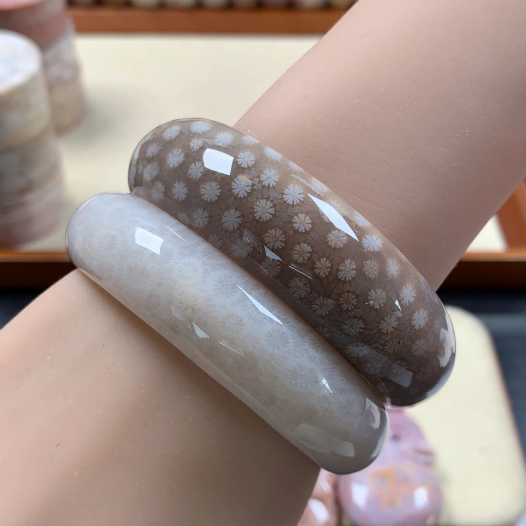 硅化珊瑚（珊瑚玉）手镯57圈口。1500/支，可挑。未镶嵌