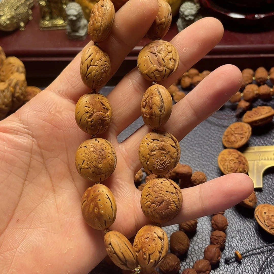 大桃核雕刻瑕疵神兽