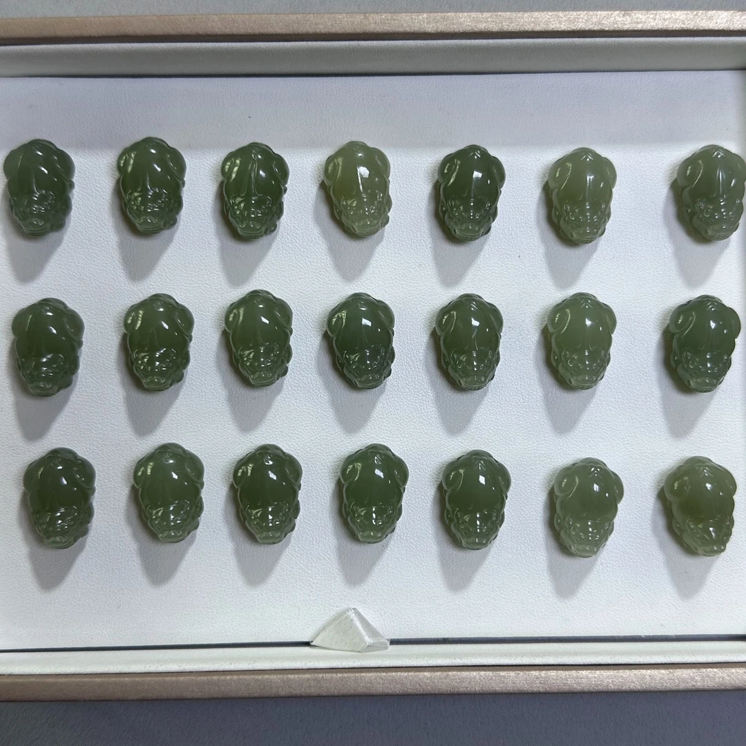 天然和田玉貔貅小吊坠