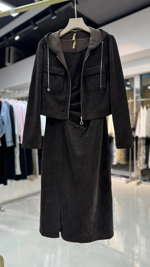 JIRUIMAN/吉瑞曼连帽上衣搭设计感褶皱连衣裙欧棉绒两件套TQ171