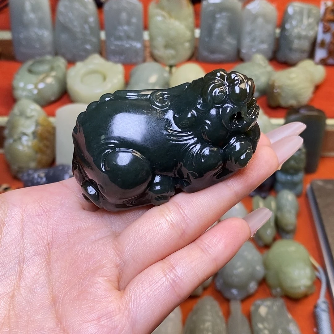 和田玉未镶嵌颈饰有裂