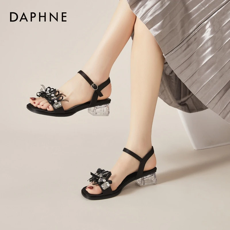 达芙妮一字带凉鞋女2025新款夏季黑色水钻粗跟女鞋方头中跟高跟鞋