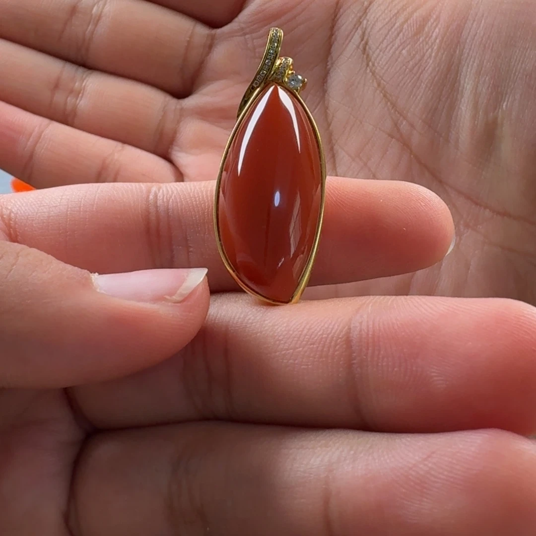 南红玛瑙18K金镶嵌马眼吊坠39.4*15mm