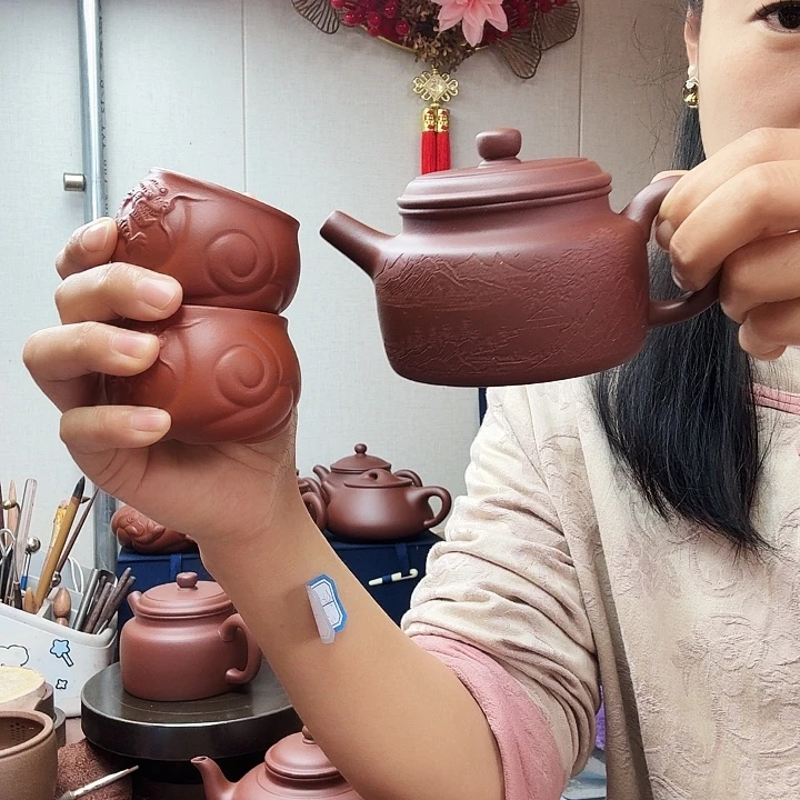 坐***起茶壶紫砂徳中半手刻绘260毫升，2个小杯