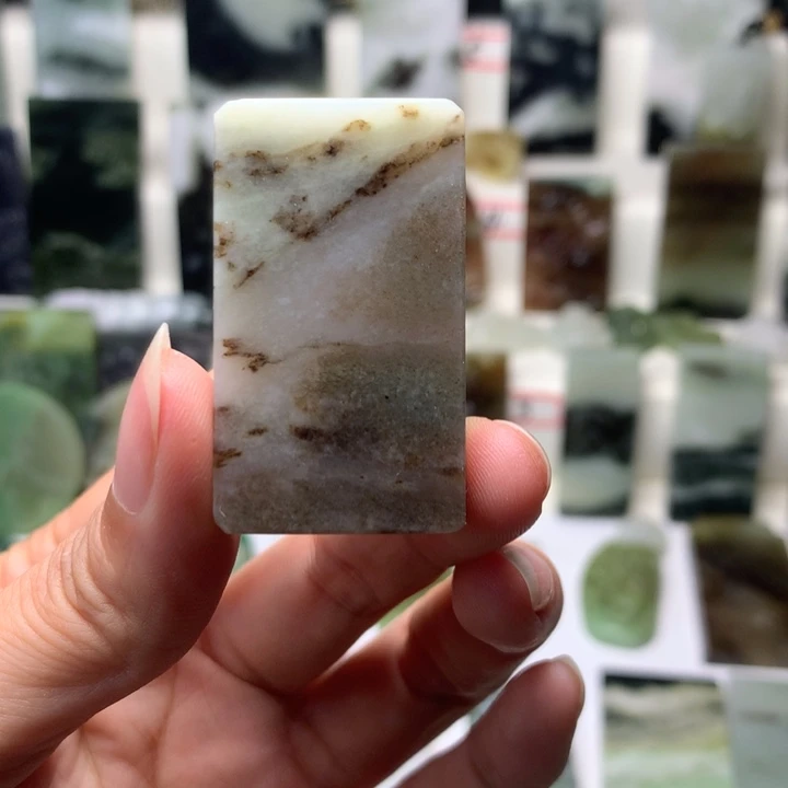 独山玉未镶嵌颈饰