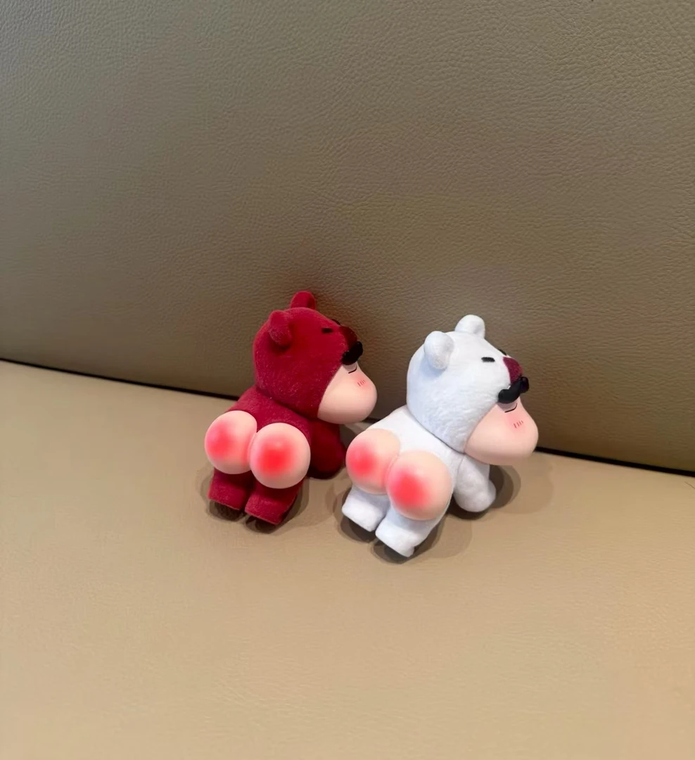 蜡笔小新红植绒可爱屁屁熊公仔潮玩手办搞怪桌面摆件车载送礼推荐