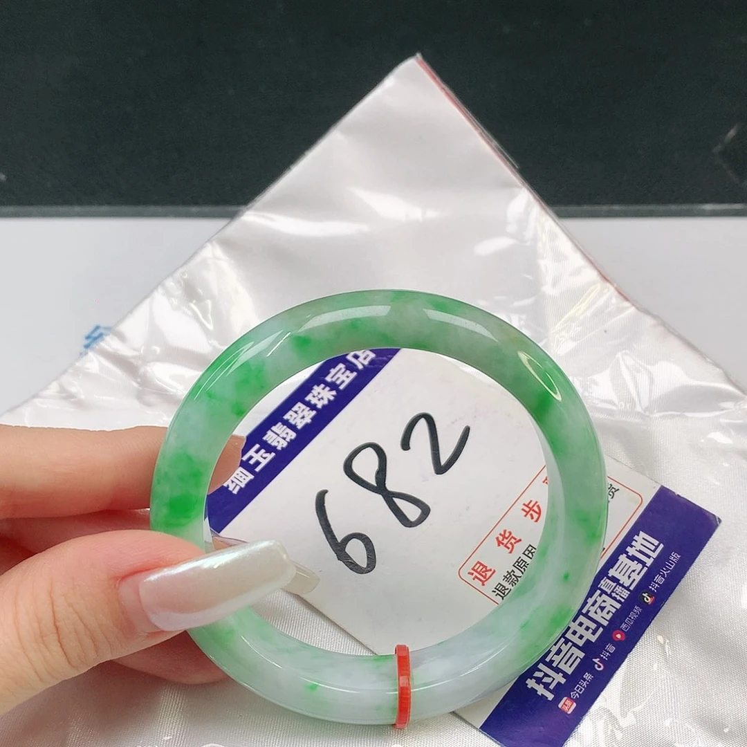 翡翠手镯未镶嵌翡翠手镯