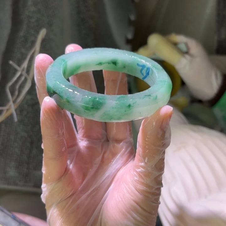 夏***天石英质玉（非洲翠）未镶嵌手镯定制