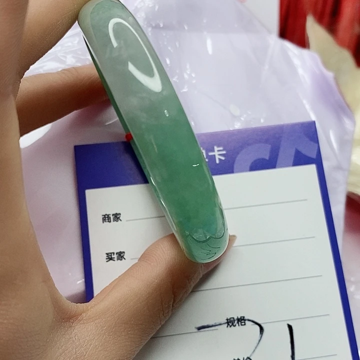 翡翠手镯未镶嵌翡翠