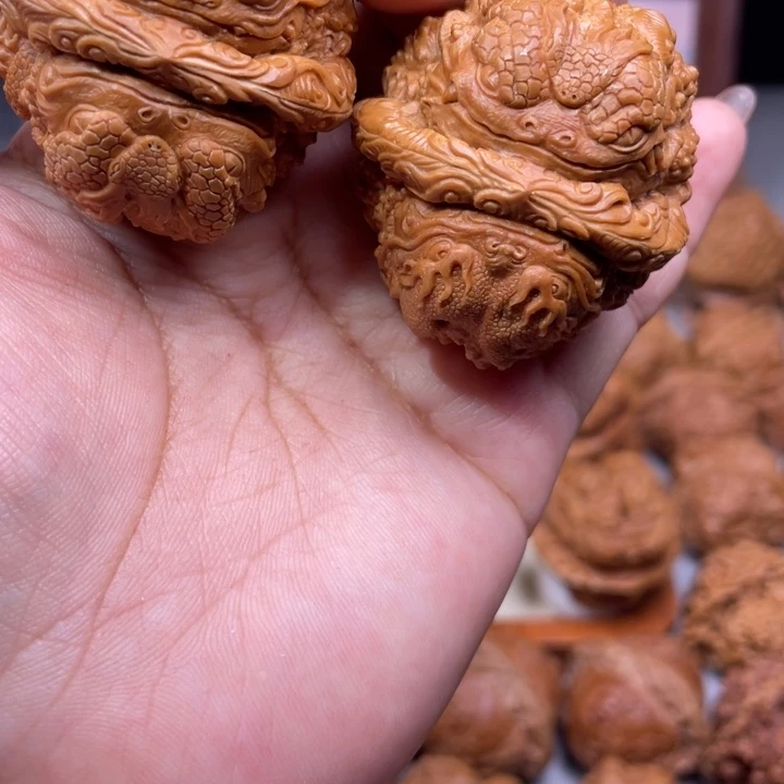 智***块蛤蟆头雕刻的金蟾