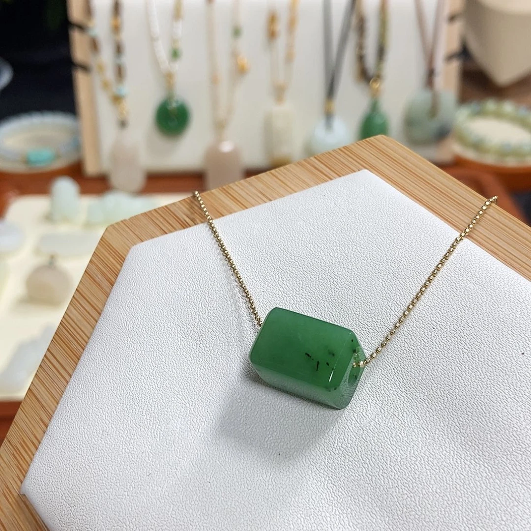 和田玉未镶嵌吊坠(赠链)