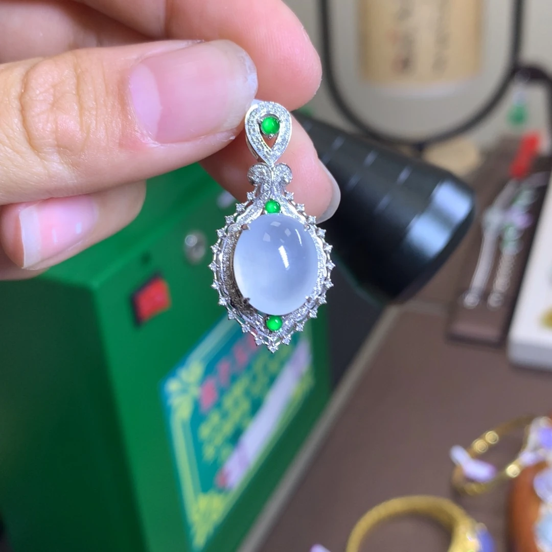 翡翠颈饰18K金镶嵌翡翠