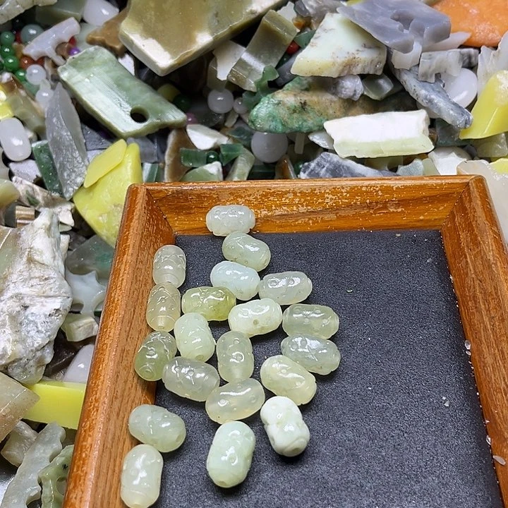 和田玉9K金镶嵌珠宝奇石20颗