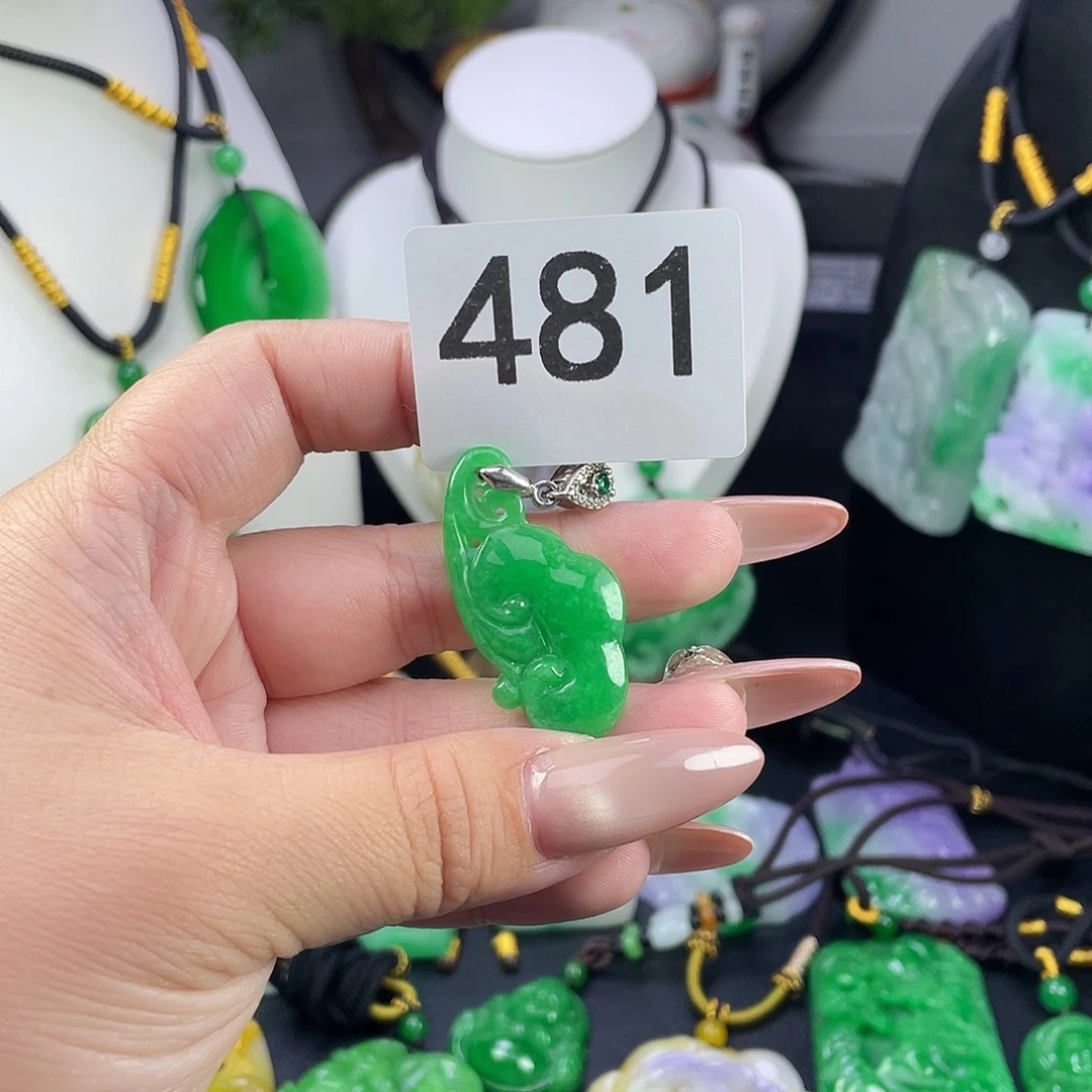 翡翠未镶嵌吊坠(赠链)