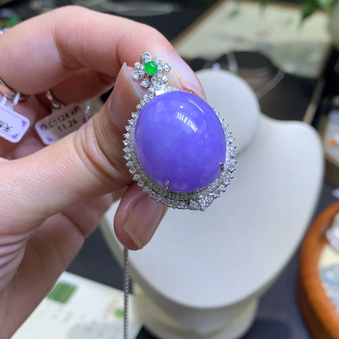 颈饰18K金镶嵌翡翠白****?