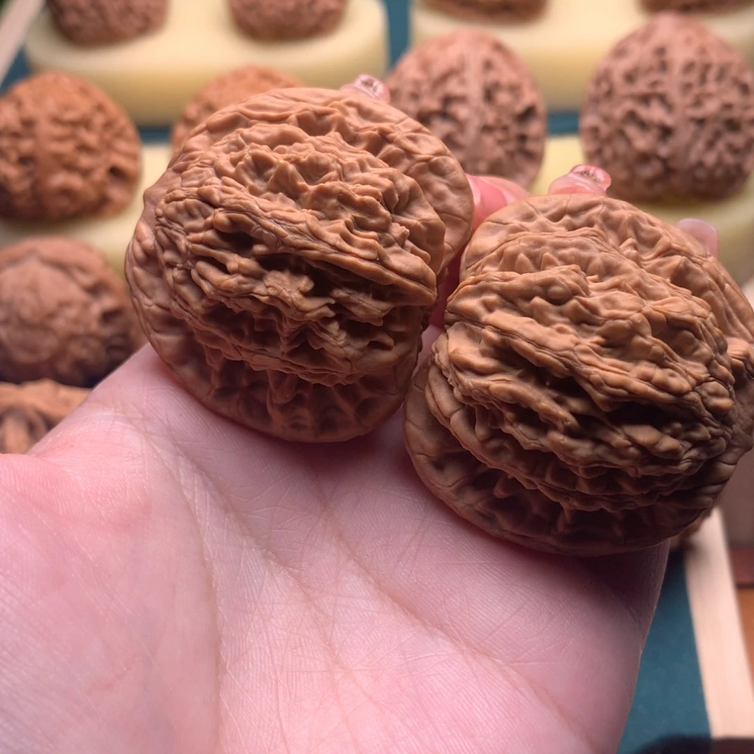 文玩核桃吊坠虎头