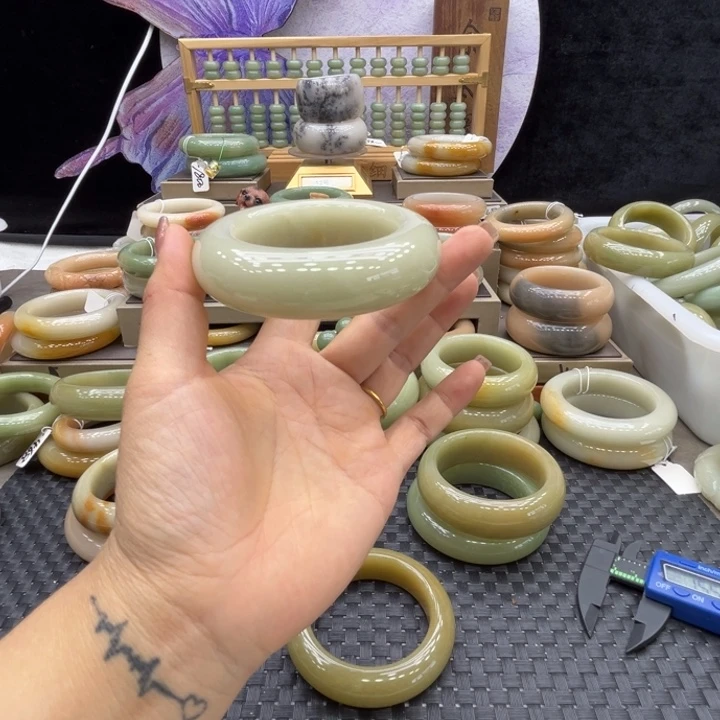 ****海石英质玉未镶嵌手镯