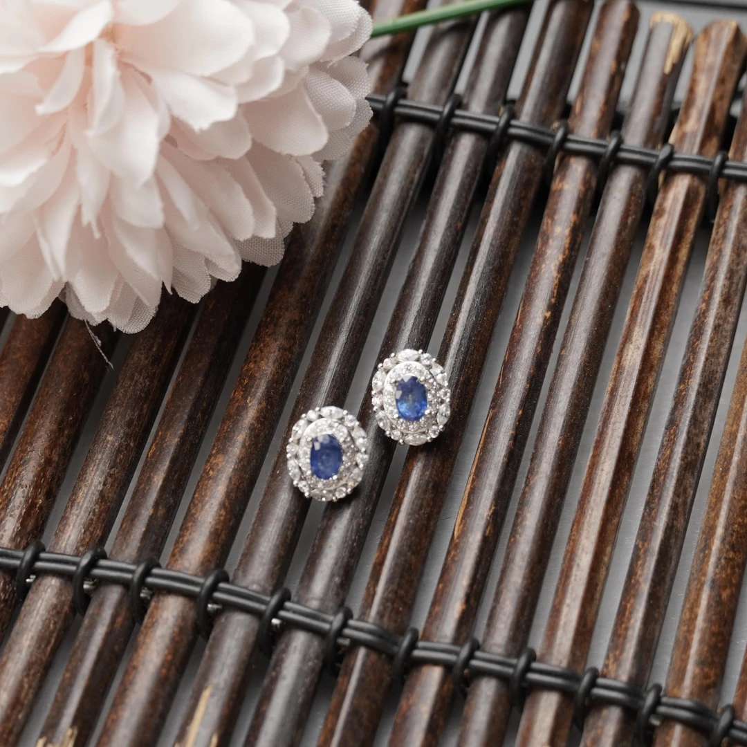 天然蓝宝石 时尚甄选款  简约大气宝蓝耳饰