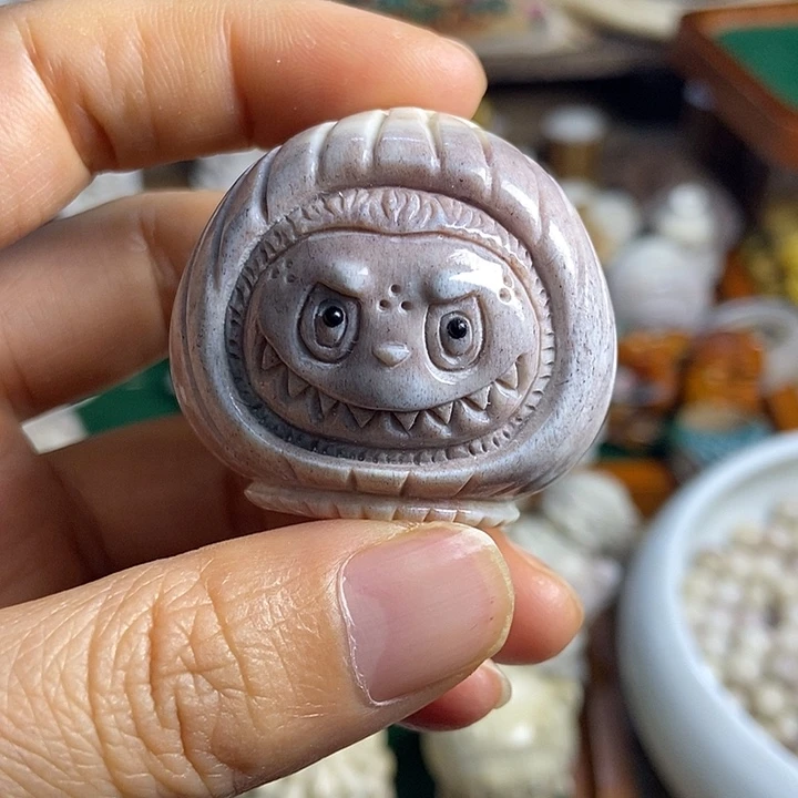 配饰鹿角雕刻一个出