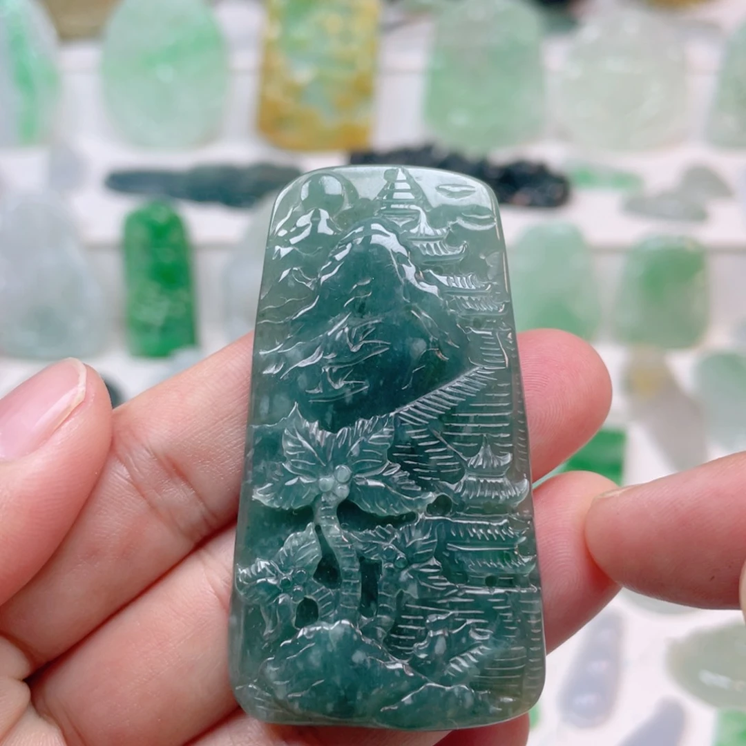 翡翠颈饰未镶嵌山水