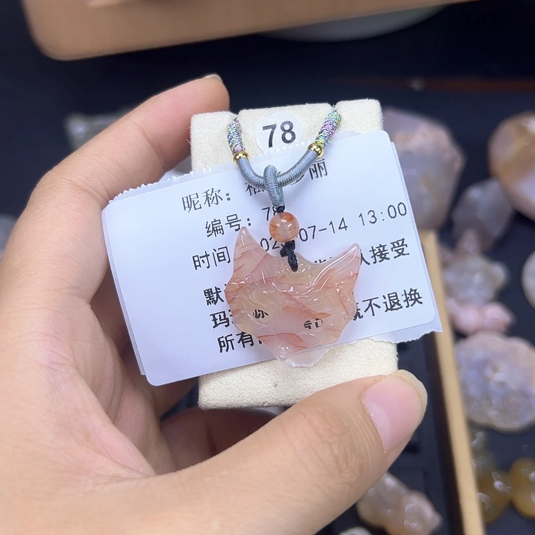 福***丽石英质玉未镶嵌颈饰