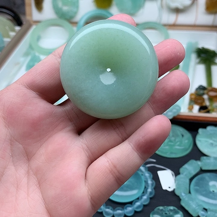 岫玉未镶嵌颈饰平安扣