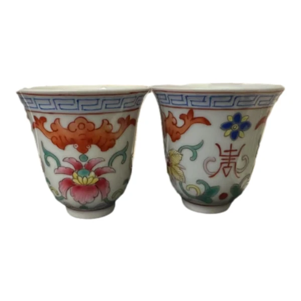 A8清 同治粉彩蝙蝠花卉纹对杯