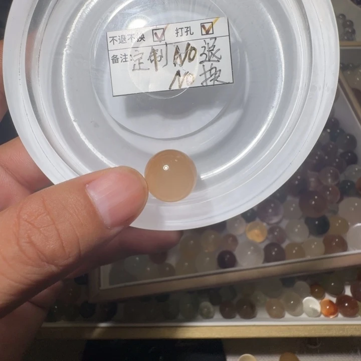 顾***，水晶珠宝半成品未镶嵌