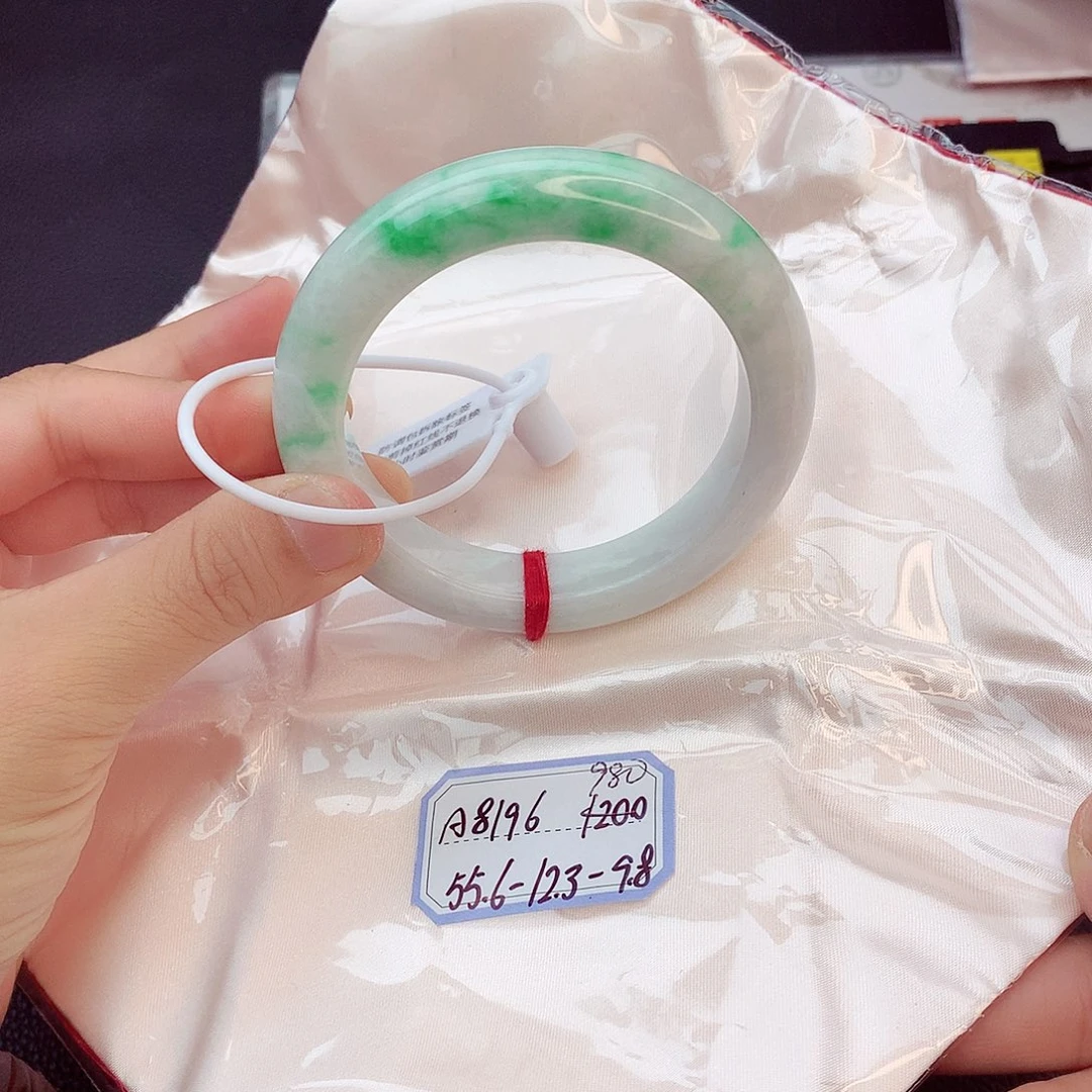 翡翠手镯未镶嵌翡翠