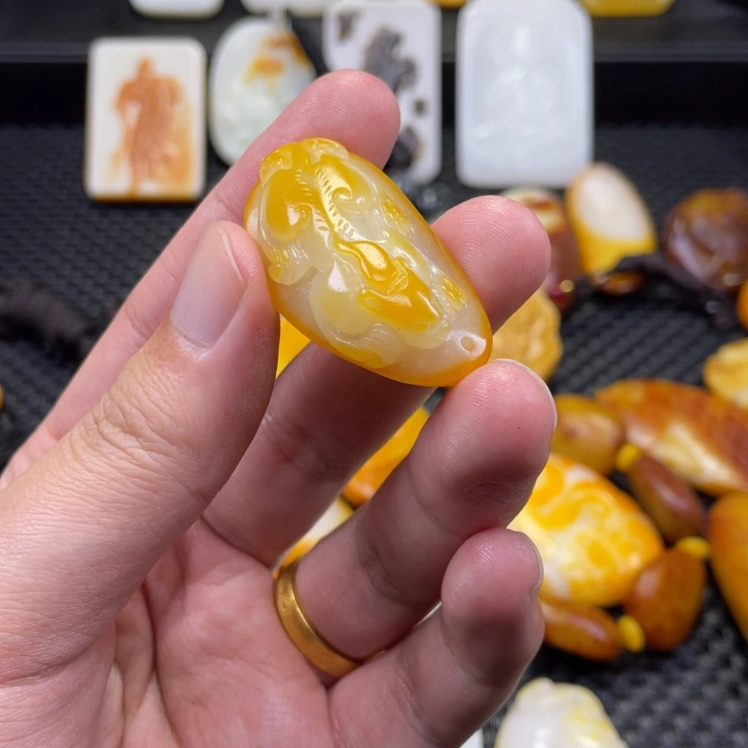 颈饰未镶嵌和田玉?